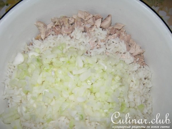 Салат из курицы, зеленой фасоли и риса