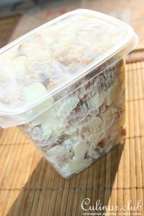 Салат с уткой, цветной капустой и яблоком.