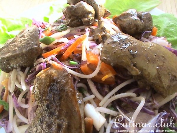 Салат с куриной печенью и заправкой в азиатском стиле