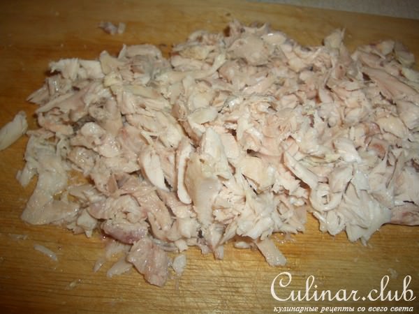 Куриный салат с оливками и сельдереем