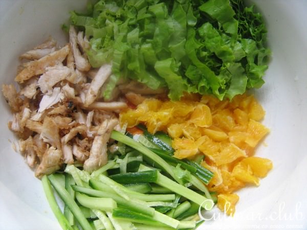 Салат с куриной грудкой и апельсинами.
