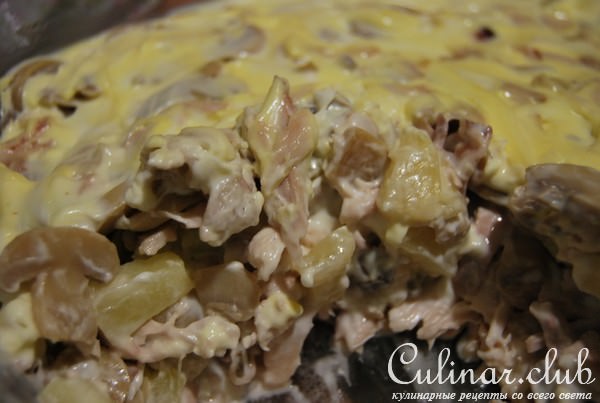 Салат из курицы с ананасами и шампиньонами