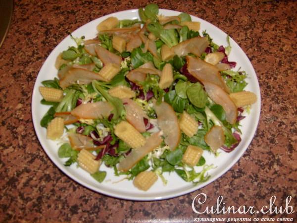 Салат с копченой куриной грудкой.