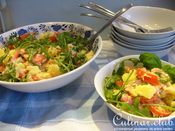 Картофельный салат с помидорами и руколой