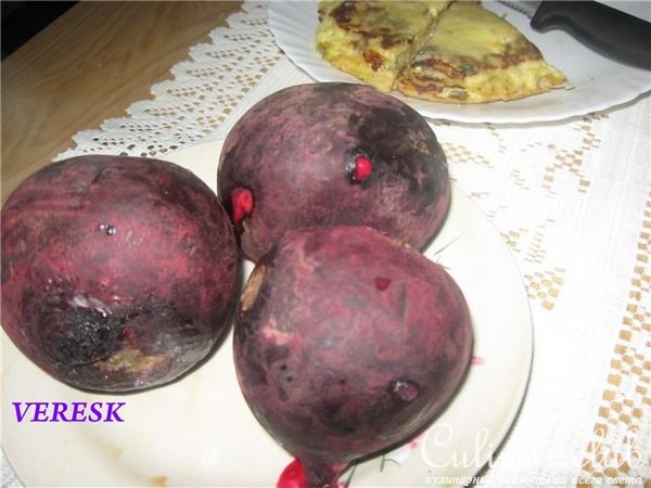Очень простой салат из сыра, яиц и свеклы