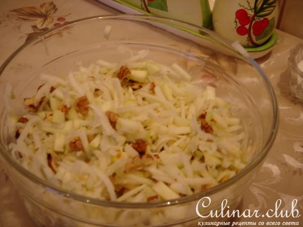 Салат из кольраби с яблоком и грецкими орехами