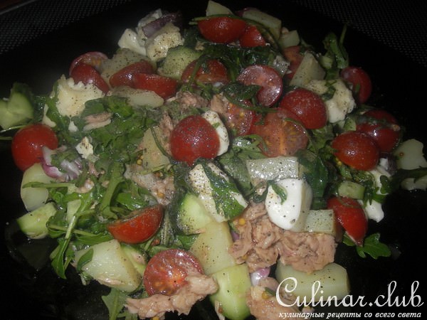 Салат с рукколой и тунцом с медово-горчичной заправкой
