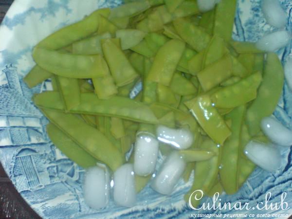 Салат из спаржи,стручков горошка и рыбы