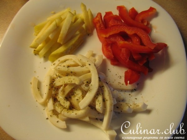 салат с кальмарами,сладким перцем и яблоком