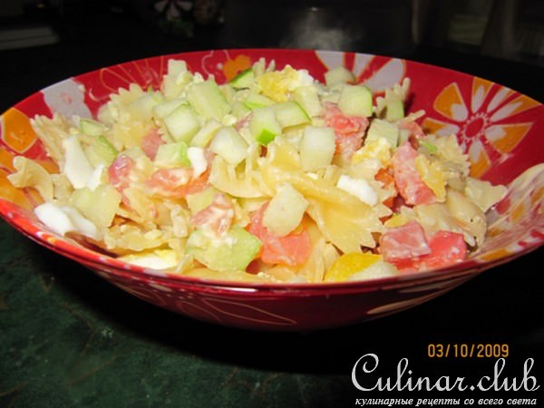 Салат с копченой рыбой и кислым яблоком