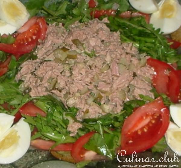 Салат с тунцом, руколой и соленым огурцом