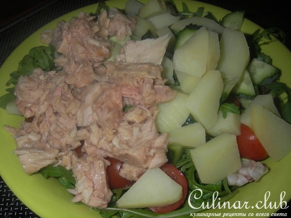 Салат с рукколой и тунцом с медово-горчичной заправкой