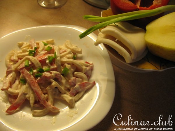 салат с кальмарами,сладким перцем и яблоком