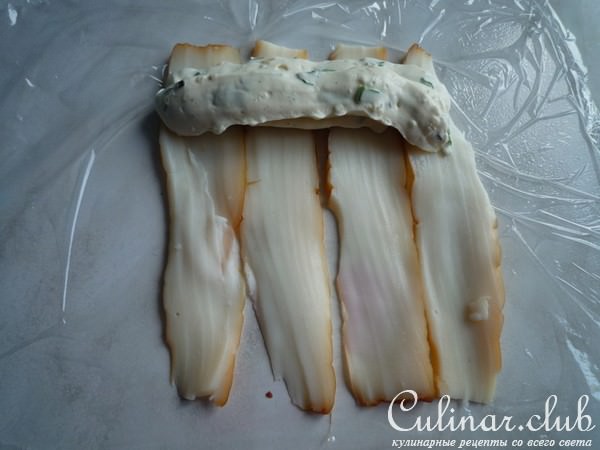 Салат с рулетиками из копченого кальмара