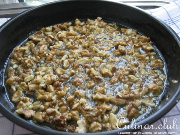 Перевёрнутый пирог с фейхоа и орехами.