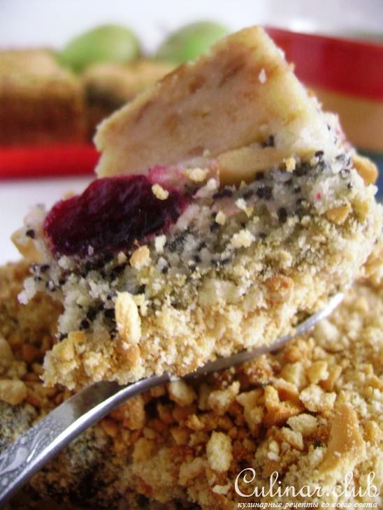 Пирог из сдобных булочек с яблоками, клюквой, маком и крекерной посыпкой.
