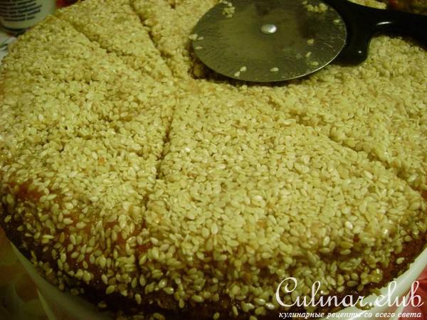 Сдобный пирог с кунжутным козинаком. Для Светы-ма-ма.