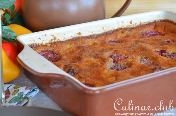 Клафути с клубникой, бананом и кешью