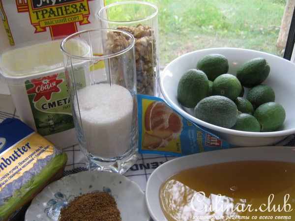 Перевёрнутый пирог с фейхоа и орехами.