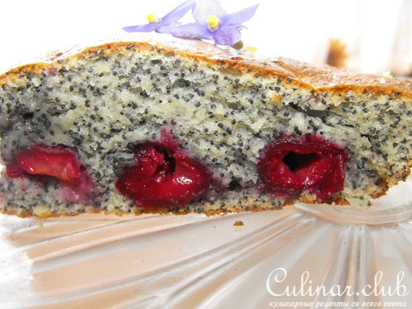 Пирог с маком и вишнями