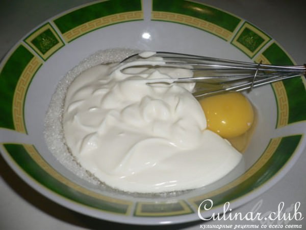 Яблочный пирог с корицей и сметанной заливкой