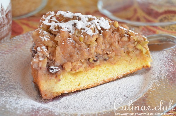 Яблочный пирог - перевертыш с орехами и изюмом
