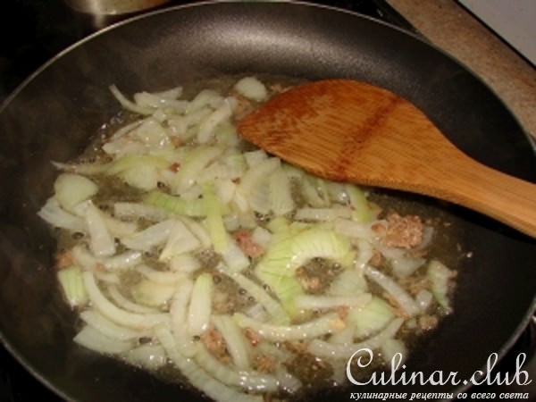 Суп с домашней лапшой, тушёнкой и грибами.
