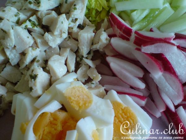 Окрошка с куриной грудкой и печёным перцем