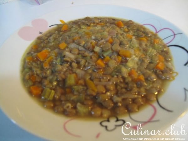 Чечевичный густой суп с овощами, лимонным соком и чесноком
