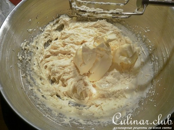 Миндальный шифоновый бисквит, масляный крем, мастика и свадебный торт с их участием
