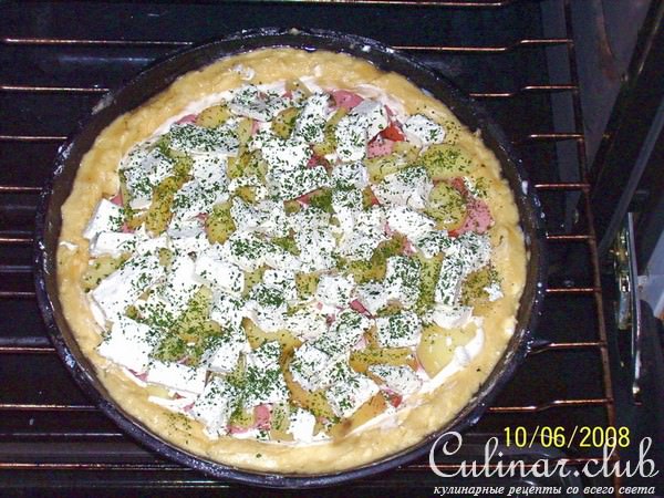 Пирог с сардельками, картошкой и брынзой