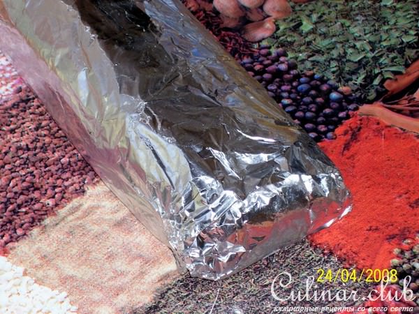 Мясной рулет с яйцом в слоеном тесте