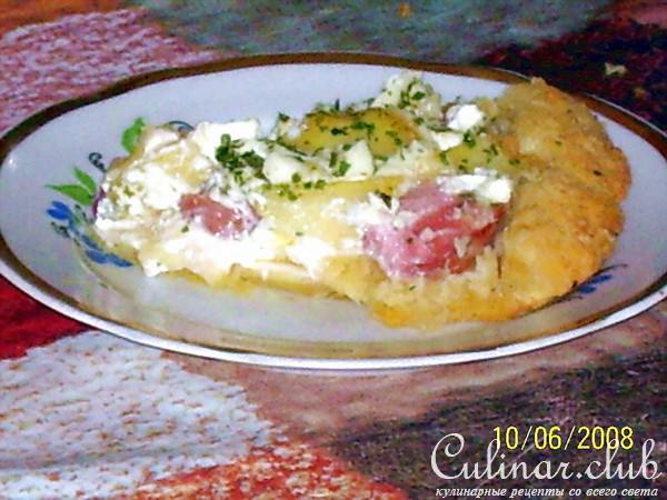 Пирог с сардельками, картошкой и брынзой