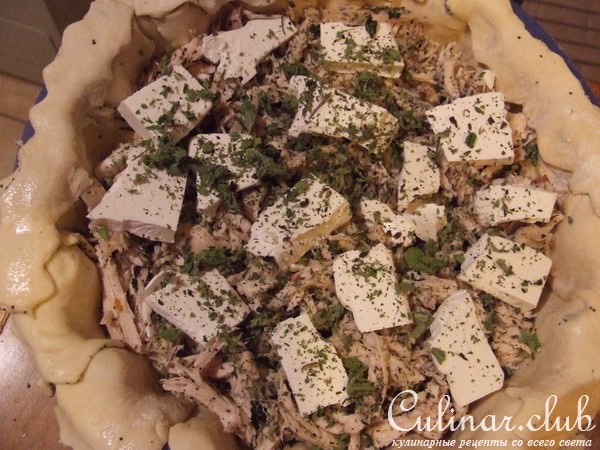 закусочный пирог из слоеного теста с курицей, брынзой и сушеной мятой