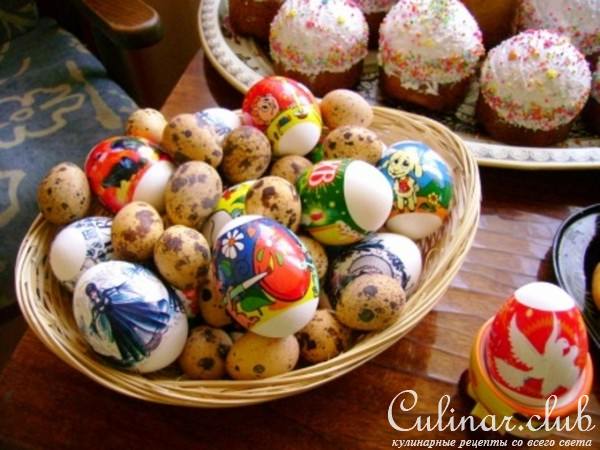Кекс с пасхальным зайцом и крашенками