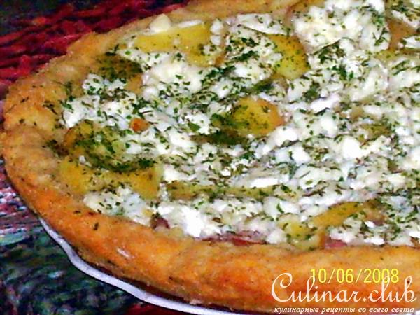 Пирог с сардельками, картошкой и брынзой