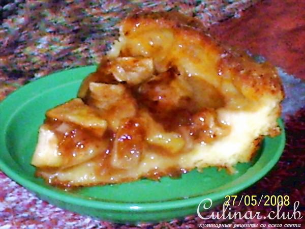 Открытый пирог с яблоками и корицей