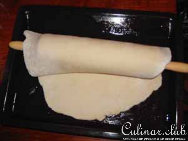 Пирог с сыром и салями