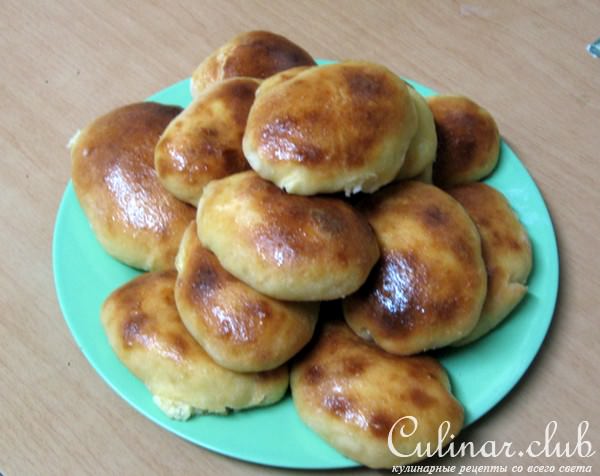 Пирожки и лепешки с сырной начинкой