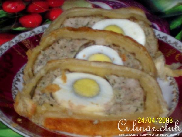 Мясной рулет с яйцом в слоеном тесте