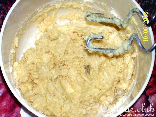 Пирог с сардельками, картошкой и брынзой