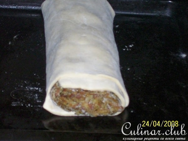 Мясной рулет с яйцом в слоеном тесте