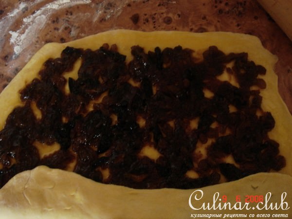Рулет с финиками и изюмом