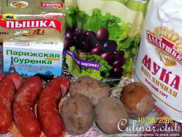 Пирог с сардельками, картошкой и брынзой