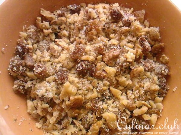 Песочный торт с орехами и изюмом