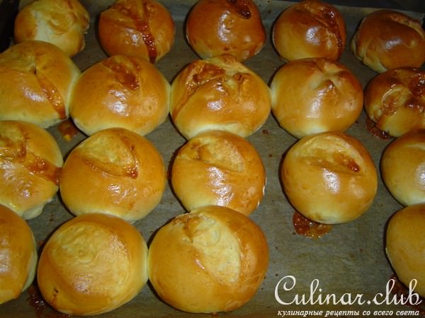 Сдобные булочки и рогалики с карамелью
