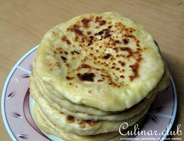 Пирожки и лепешки с сырной начинкой