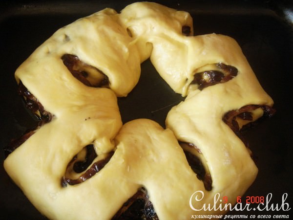 Рулет с финиками и изюмом